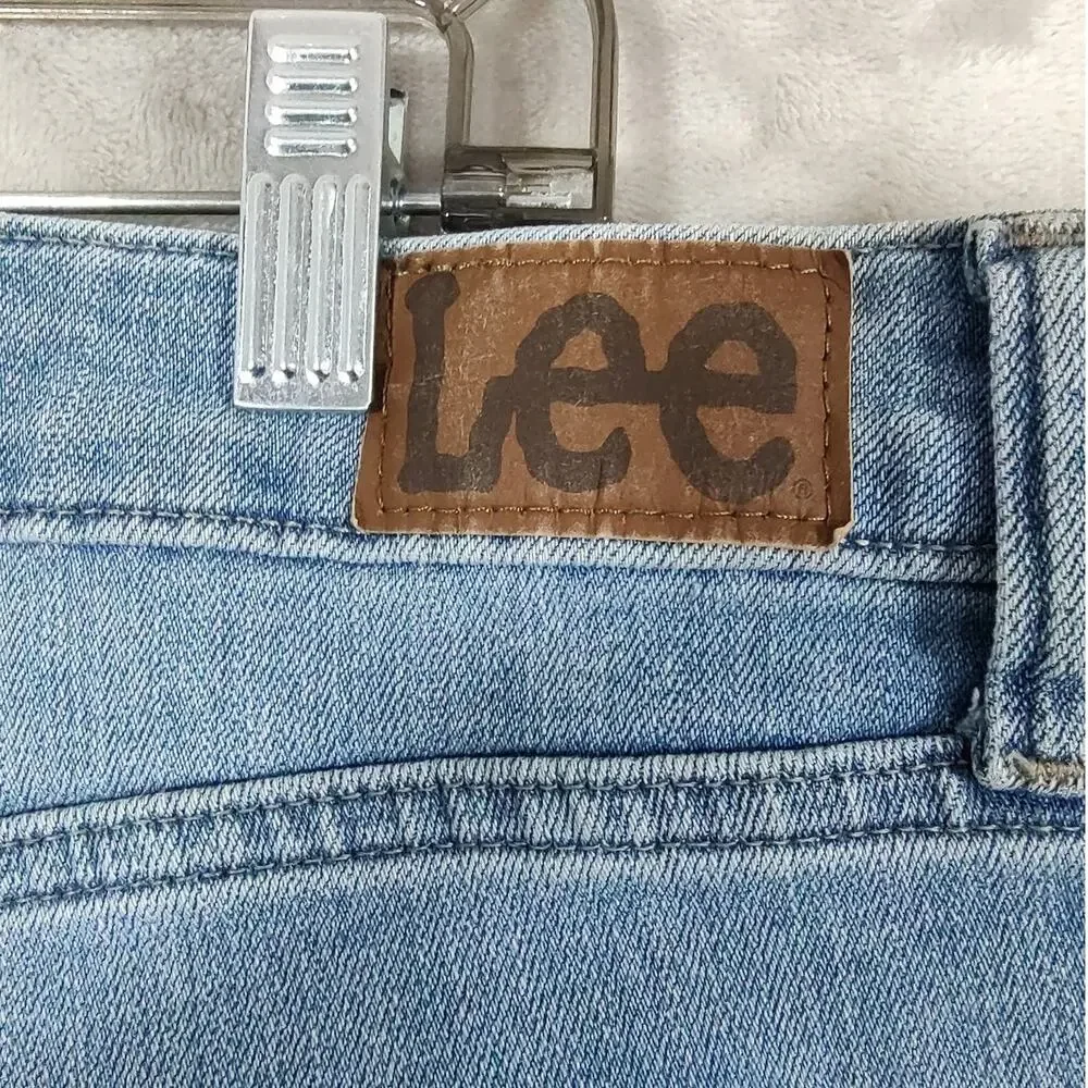 Lee Women's Mid-Rise Straight Leg Jeans Light Wash Size 18S Very Good Comdition